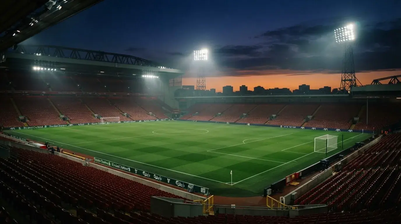 Een leeg voetbalstadion met lichtmasten bij schemering